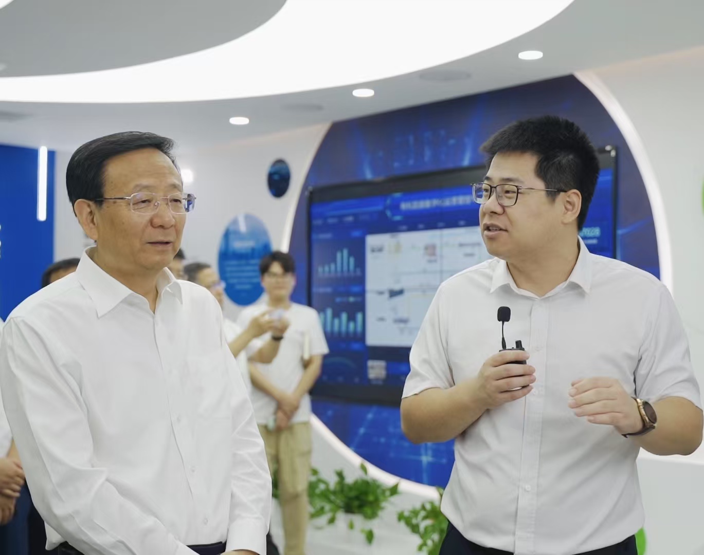2023年9月22日，車(chē)向前為江蘇省副省長(zhǎng)介紹魯控科技發(fā)展情況（右）.jpg