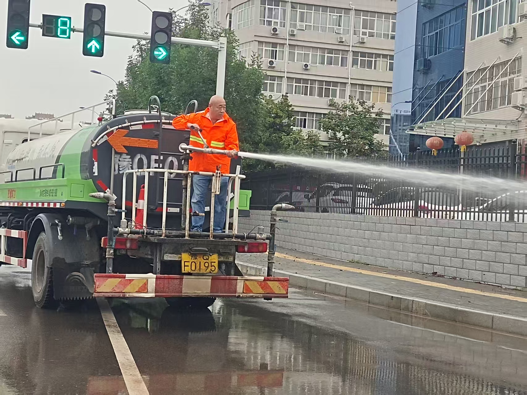 1758494205514.jpg 神州環(huán)境項目部主管王建設(shè)帶隊開展雨后清理、沖洗道路淤泥.jpg